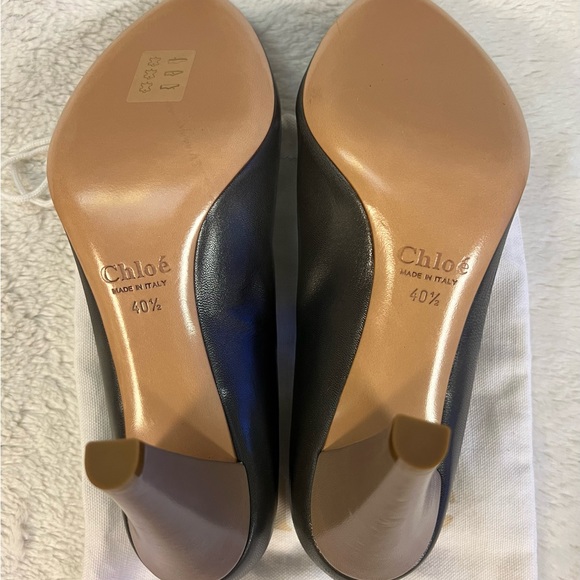 CHLOÉ Leather Keyhole Accent Pumps 🤍 - Picture 3 of 8
